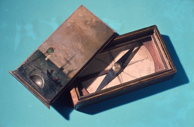 Trogkompass mit dekoriertem Holzdeckel, ca. 1800 von Etienne Lenoir